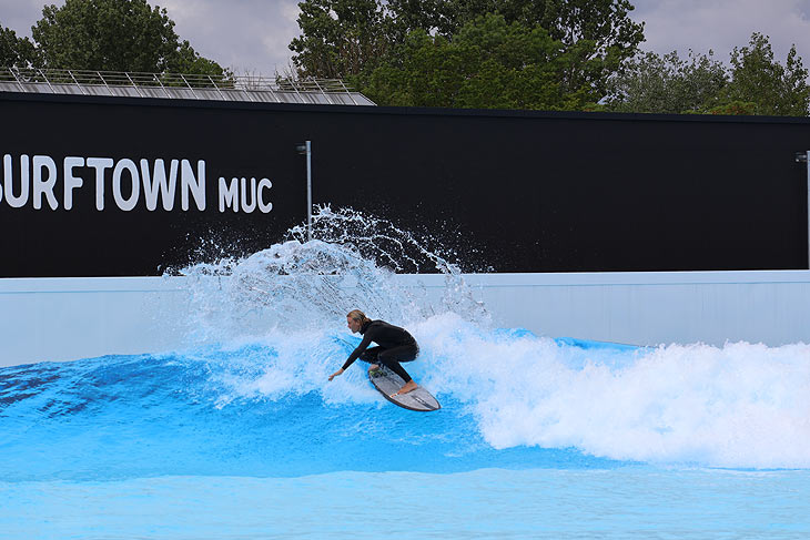Camilla Kemp und Tim Elter testeten dieWellen der o2 Surftown mUc am 28.05.2024 (©Foto:Martin Schmitz)